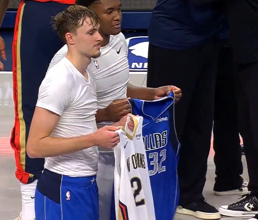 高中隊友！弗拉格和奎因在競賽結束後交換隊服