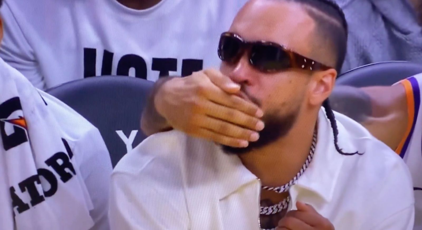 布克：狄龍賽後承認替補區吃T的行為很自私，我們不會糾結此事